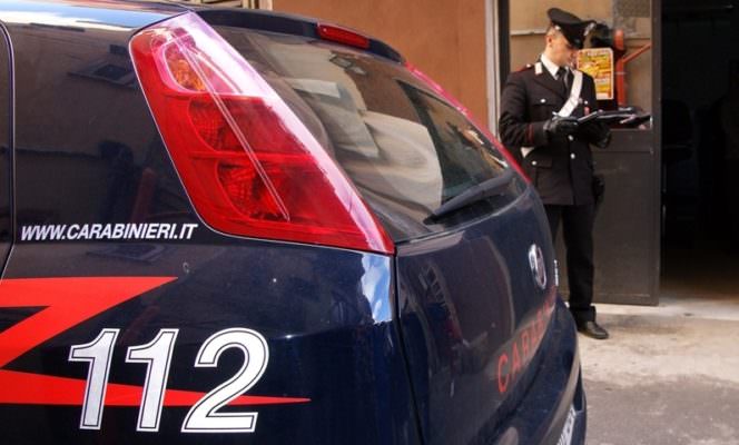 Ubriaco in macchina oppone resistenza al controllo dei carabinieri: in manette un 48enne