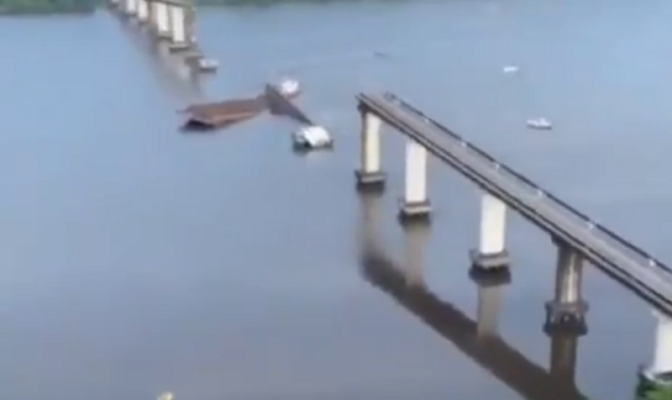 Nave contro pilone, crolla ponte: si cercano dispersi