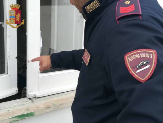 Spacca una finestra ed entra in casa altrui, la polizia lo blocca: 20enne finisce in manette