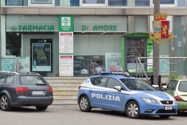 Irruzione nella notte e furto in farmacia: arrestato pluripregiudicato