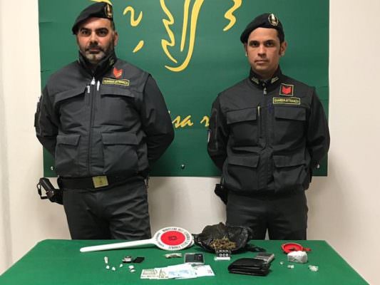 A scuola con la droga, arrestato spacciatore 17enne: rinchiuso nel carcere Bicocca