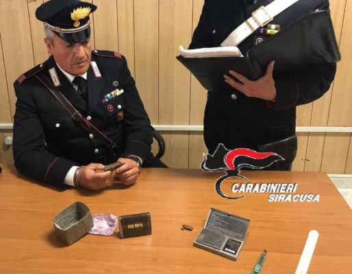 Si mostra nervoso al controllo antidroga: trovato con hashish e materiale idoneo