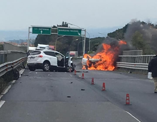 Tremendo incidente sull’autostrada A18 Messina-Catania, auto in fiamme: due feriti Tremendo incidente sull’autostrada A18 Messina-Catania, auto in fiamme: due feriti