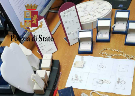 Svaligia gioielleria: si rifugia in un B&B per sfuggire ai poliziotti: arrestato pregiudicato
