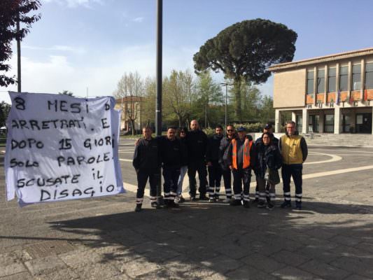 Senza stipendio da 8 mesi, 18 lavoratori del cantiere di Igiene ambientale di Pedara in protesta