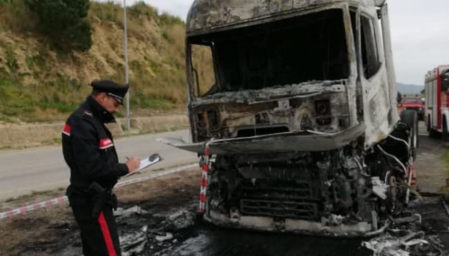 Camion in fiamme sulla Gela-Catania, autista ferito: ancora in corso le indagini dell’incendio