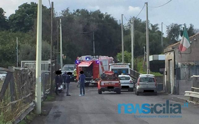 Pauroso incidente nel Catanese: Fiat Doblò tampona Suv e si ribalta. Un ferito e strada chiusa al traffico