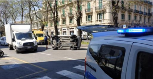 Non vede l’auto parcheggiata in seconda fila e la centra in pieno: Fiat 500 si ribalta in via Garibaldi