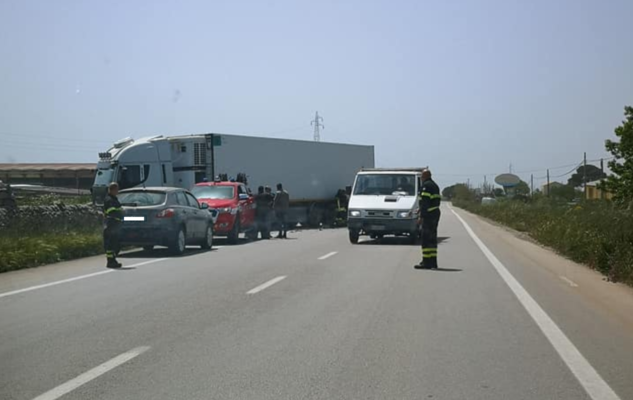 Scontro tir-auto sulla strada provinciale 25, due persone intrappolate tra le lamiere: traffico in tilt