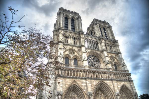 Notre-Dame, un capolavoro artistico e un grande simbolo storico: tutto potrebbe andare perduto