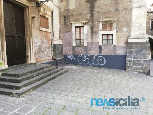 Catania, senza Sant’Agata i vandali “ballano”: in via Crociferi riecco le scritte sulle pareti ripulite – FOTO