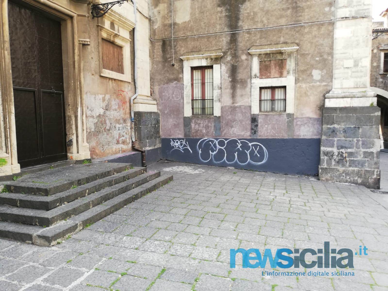 Catania, senza Sant’Agata i vandali “ballano”: in via Crociferi riecco le scritte sulle pareti ripulite – FOTO