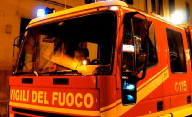 Fiamme nell’ex albergo Sicilia, in fuga i senzatetto che occupavano la struttura