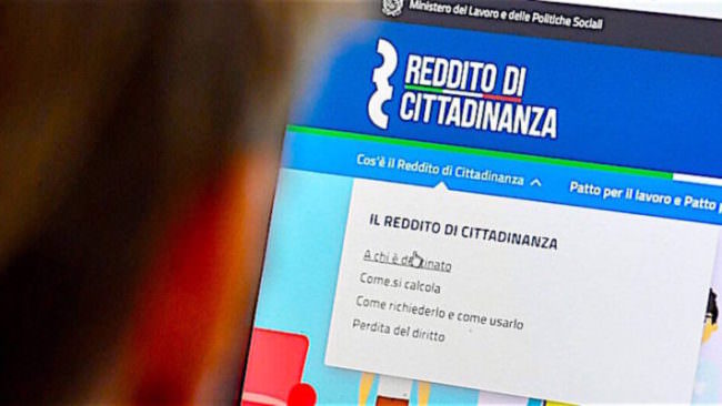 Pretende di lavorare in nero per non perdere il Reddito di Cittadinanza: 22enne aggredisce ex datore e carabinieri