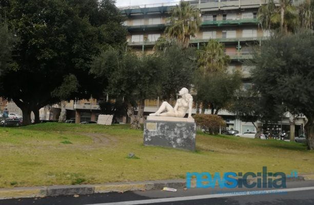 Catania, danneggiata statua di piazza Europa: Codacons presenta esposto in Procura