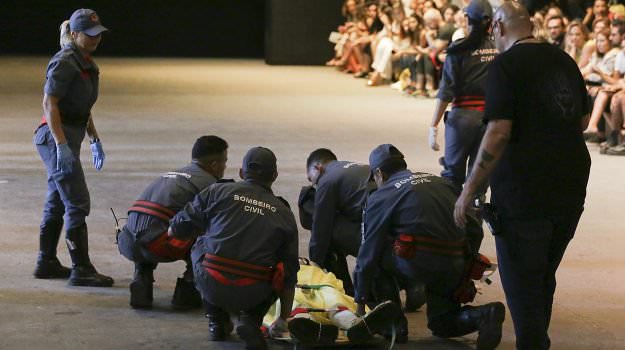 Sfilata di moda si trasforma in tragedia: modello 26enne muore in passerella