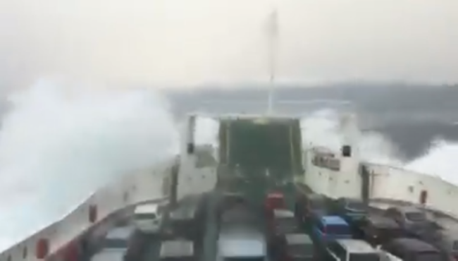 Sicilia, Pasquetta “movimentata” per alcuni passeggeri: traghetto in balia delle onde – VIDEO