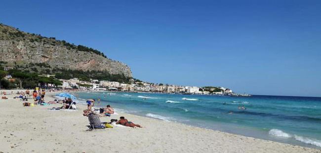 Donna muore mentre fa il bagno a Mondello