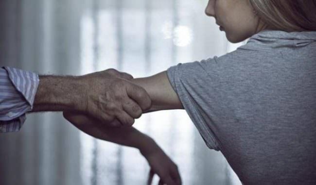 Maltrattamenti e minacce in famiglia, scatta il divieto di avvicinamento per due uomini