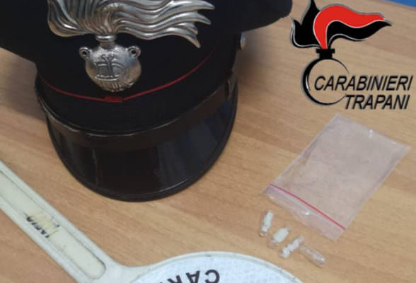 Prova a disfarsi della droga, ma viene beccato: un grammo di crack suddiviso in dosi