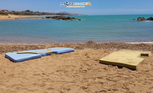 Tappetini abbandonati sulle spiagge, la denuncia di MareAmico: “Una grande discarica” – FOTO e VIDEO