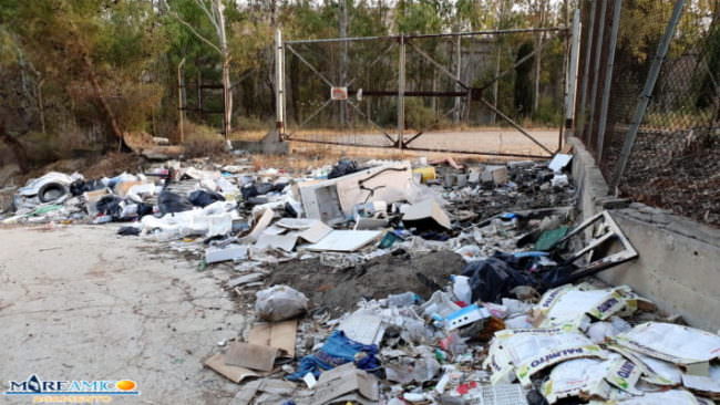 Materassi, detriti ed eternit: discarica a cielo aperto vicino alla Statale 115 – FOTO e VIDEO