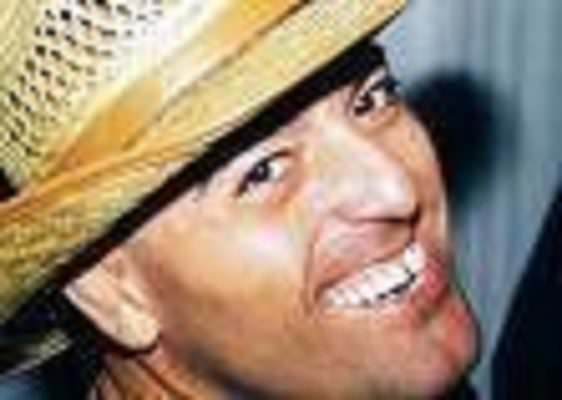 Costretto su sedia a rotelle, aggredito fisico Fulvio Frisone