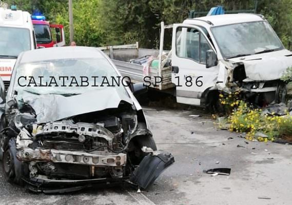 Incidente nel Catanese, scontro tra un autocarro e un’auto sulla SP 186. Un ferito grave