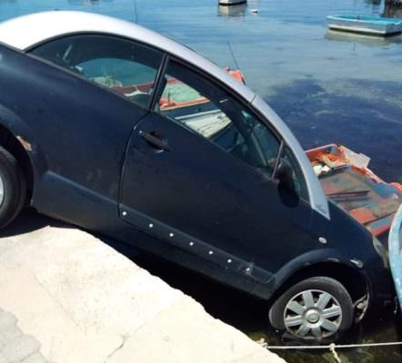 Incidente al porto, auto finisce sulle barche ormeggiate. Ilarità sui social: “Primo bagnetto?”