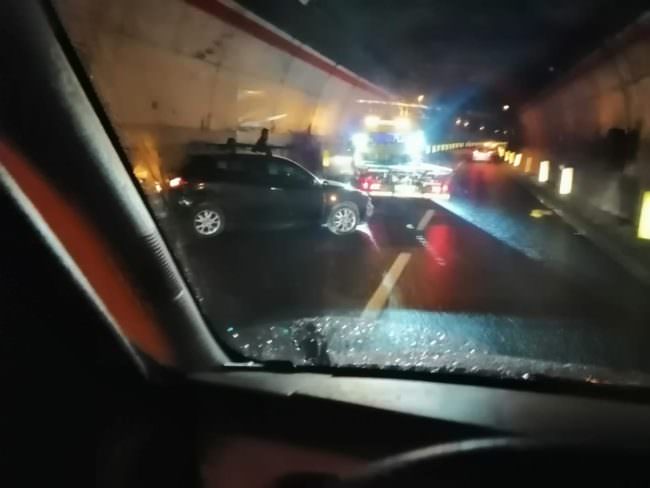 Tangenziale, auto si ribalta in galleria: traffico in tilt