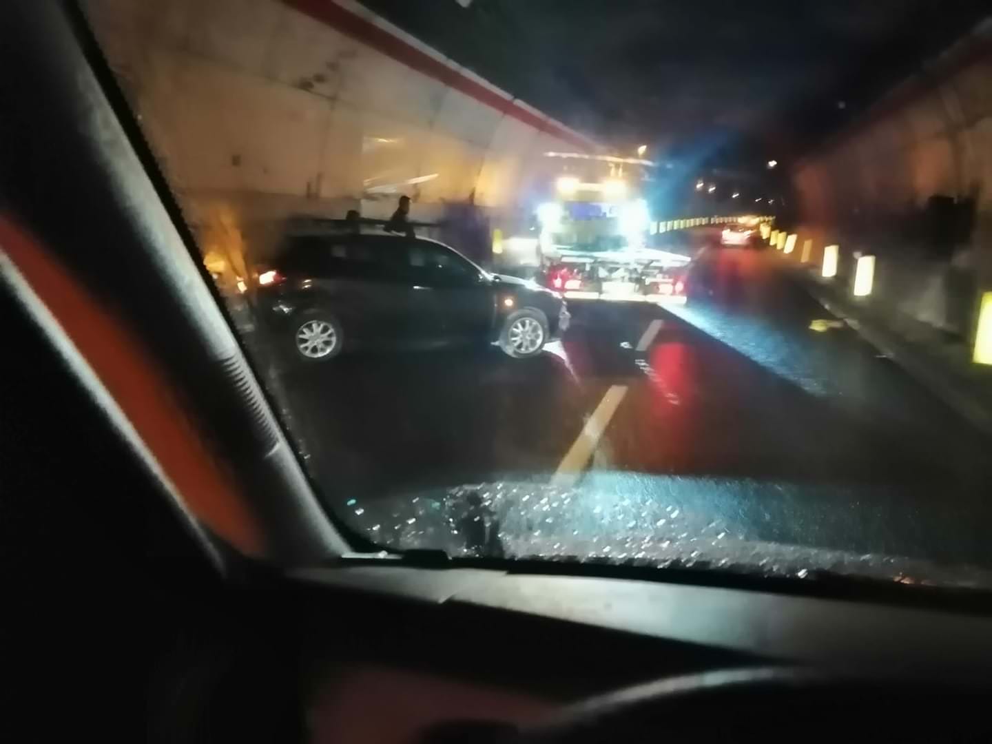 Tangenziale, auto si ribalta in galleria: traffico in tilt