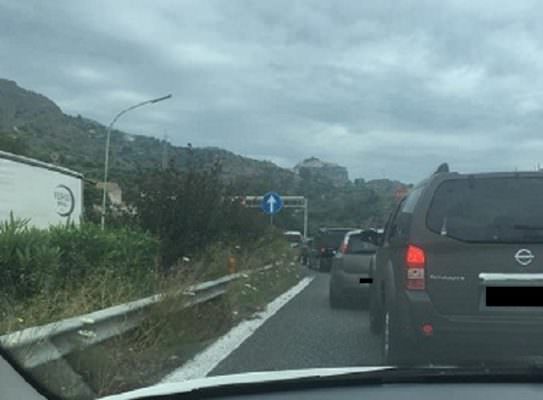 A18 bloccata in direzione Messina: code chilometriche e mezzi impantanati per un bus in panne