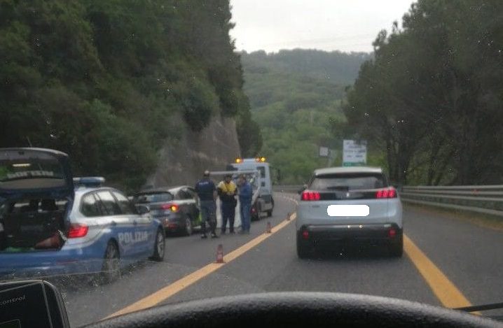 Tamponamento sulla A20: scontro fra due auto all’altezza della galleria Telegrafo