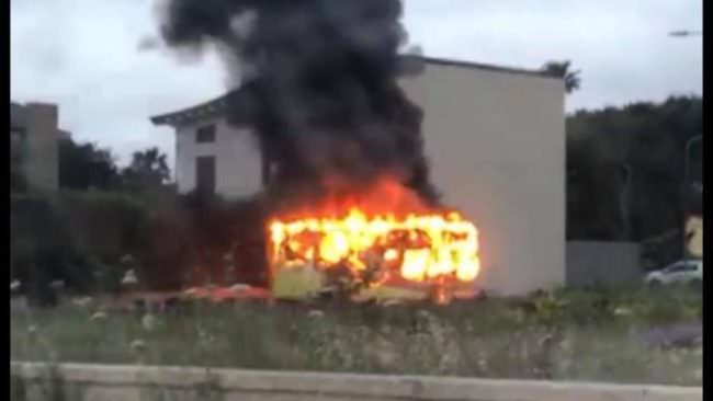 Esplode una bombola, divorata dalle fiamme la panineria “Da Seby e Roby”: due feriti