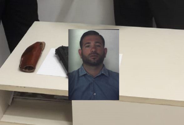 Pistola, caricatore e munizioni in soggiorno e camera da letto: in manette 32enne