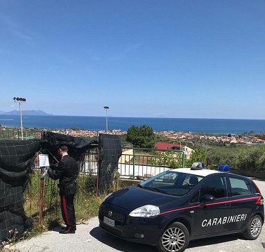 Area comunale occupata abusivamente per il deposito di veicoli e attrezzi: scatta il sequestrato