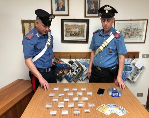 Hashish e marijuana pronte per lo spaccio: arrestato un 21enne