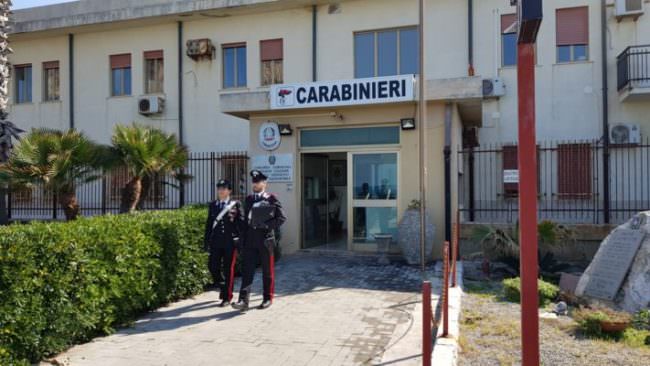 Si scaglia con rabbia contro l’ex compagna e insulta i carabinieri: arrestato 30enne