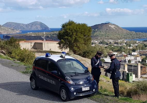 In gita d’istruzione a Vulcano, studente derubato: deferito un 57enne