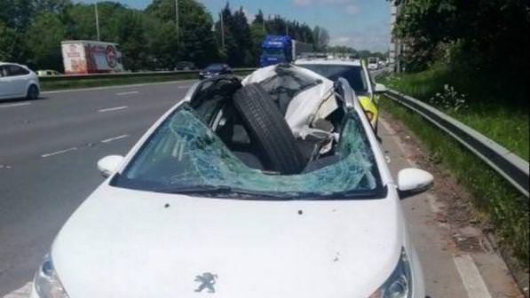 Ruota impazzita contro un’auto, distrutti parabrezza e tetto: conducente vivo per miracolo