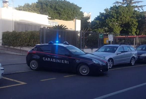 Colto sul fatto con marijuana e cocaina “in pietra”: in manette giovane pusher