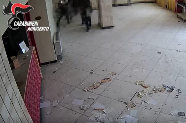 Con mazze e martelli danneggiano terme: denunciati 13 giovanissimi – VIDEO