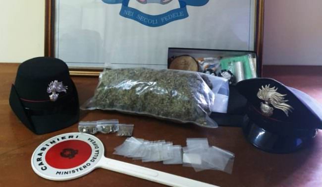 Droga in scuola nel Catanese, carabinieri entrano in aula e fermano studente