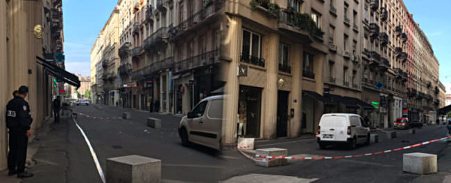 Violenta esplosione nel centro di Lione, ci sono feriti: ipotesi pacco bomba riempito di chiodi, viti e bulloni