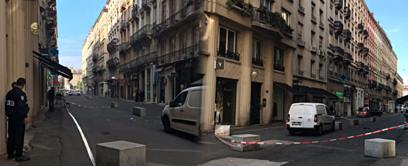 Violenta esplosione nel centro di Lione, ci sono feriti: ipotesi pacco bomba riempito di chiodi, viti e bulloni
