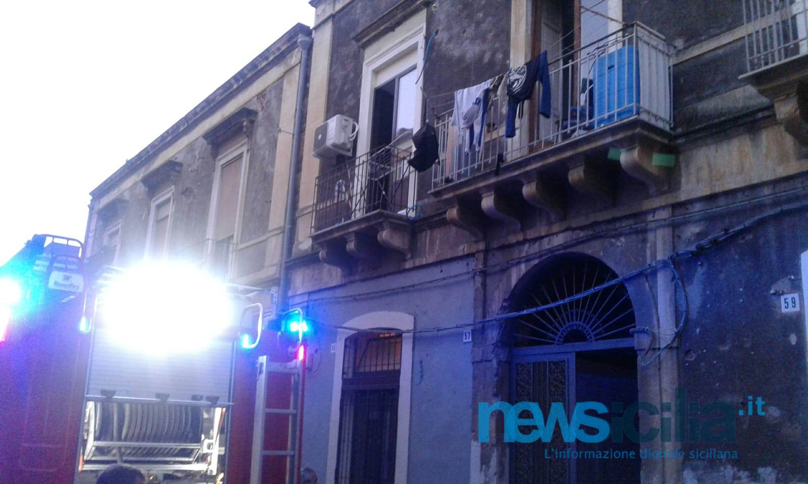 Catania, paura in via Francesco Cilea: incendio in un appartamento – FOTO