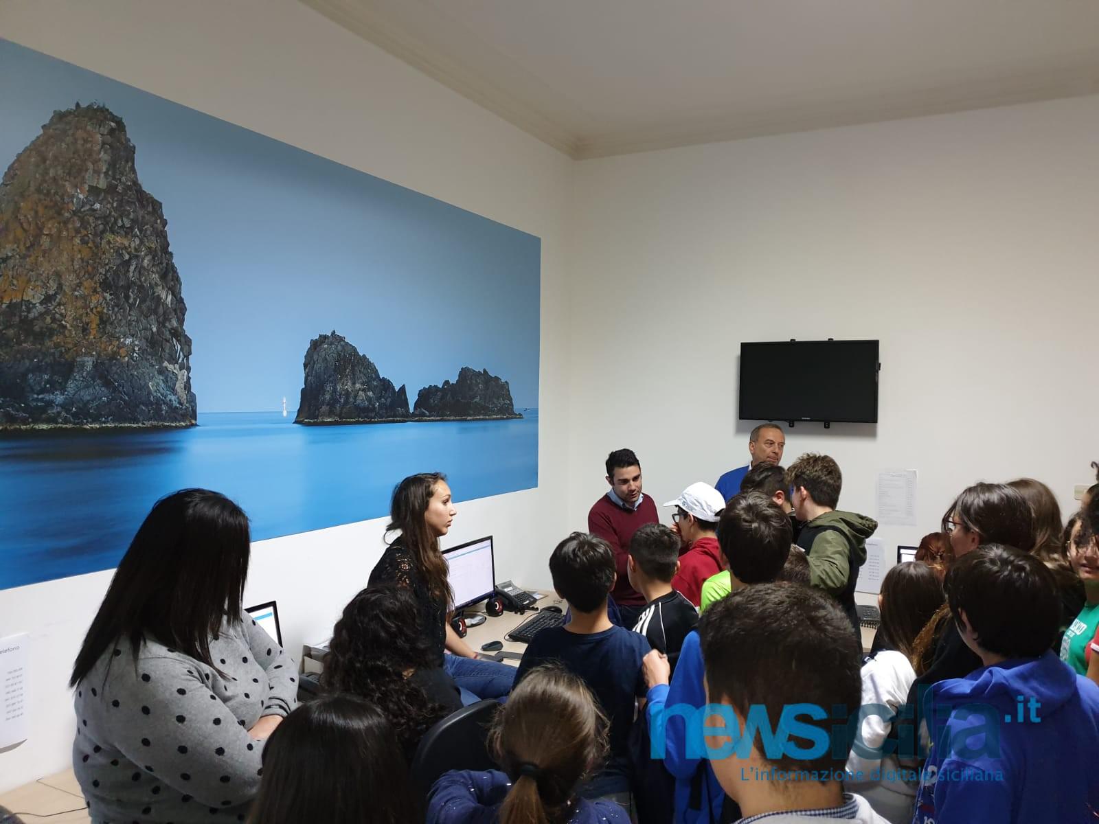 “Giornalisti in campo”, gli alunni dell’istituto Giovanni Falcone visitano la redazione di NewSicilia