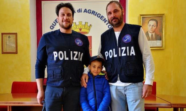 Esce di casa e non fa più ritorno: bambino di 8 anni ritrovato da due agenti