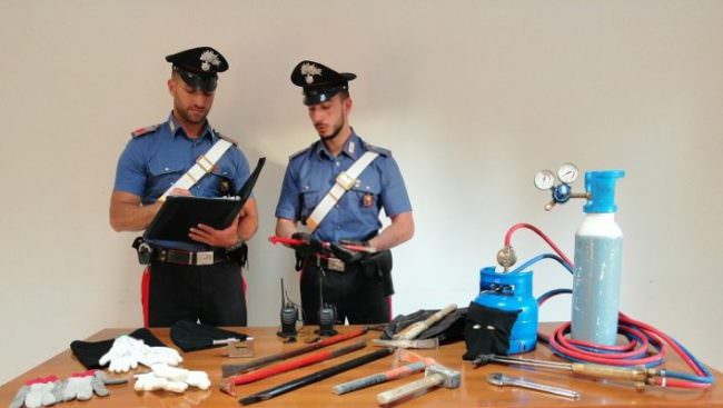 Sorpresi mentre realizzano un buco in un supermercato per asportare la cassaforte: i NOMI dei 5 arrestati