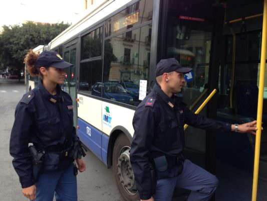 Pedinato alla fermata e derubato sull’autobus: scatta l’inseguimento, poi l’arresto